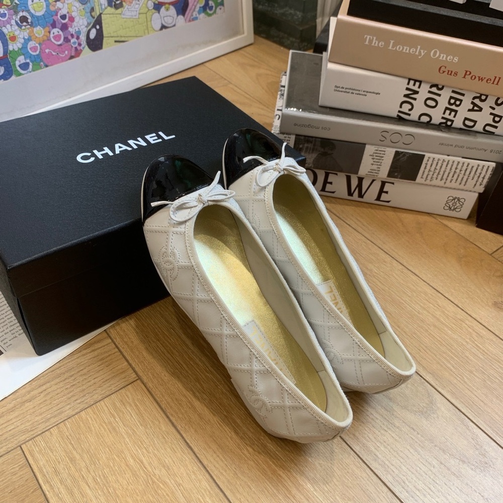 ✨ Chanel Black & White Quilted CC Ballet Flats ✨ - Picture 2 of 3